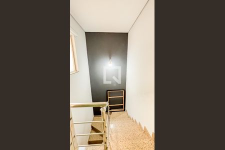 Casa à venda com 225m², 3 quartos e 5 vagas Casa à venda com 225m², 3 quartos e 5 vagasEscada