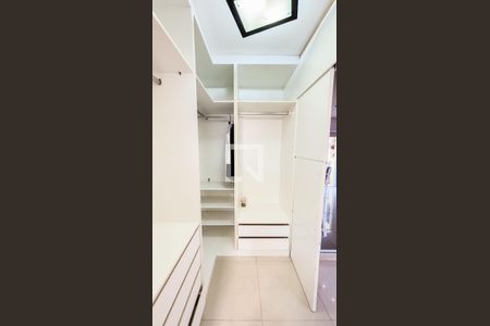 Casa à venda com 225m², 3 quartos e 5 vagas Casa à venda com 225m², 3 quartos e 5 vagasSuite 1 Closet