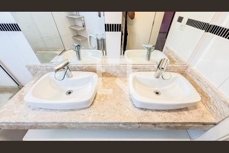 Casa à venda com 225m², 3 quartos e 5 vagas Casa à venda com 225m², 3 quartos e 5 vagasBanheiro da Suíte 1