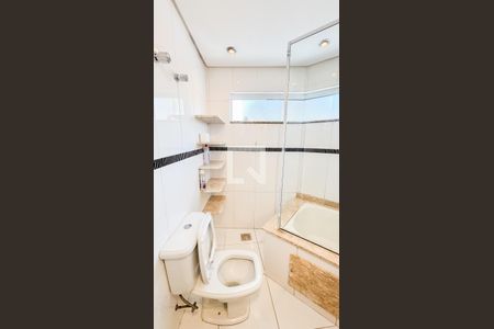 Casa à venda com 225m², 3 quartos e 5 vagas Casa à venda com 225m², 3 quartos e 5 vagasBanheiro da Suíte 1