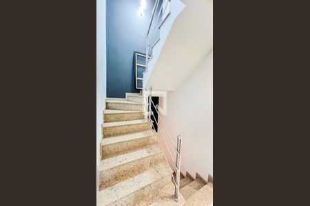 Casa à venda com 225m², 3 quartos e 5 vagas Casa à venda com 225m², 3 quartos e 5 vagasEscada