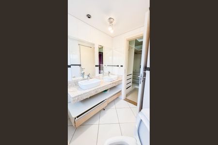 Casa à venda com 225m², 3 quartos e 5 vagas Casa à venda com 225m², 3 quartos e 5 vagasBanheiro da Suíte 1