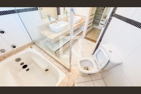 Casa à venda com 225m², 3 quartos e 5 vagas Casa à venda com 225m², 3 quartos e 5 vagasBanheiro da Suíte 1