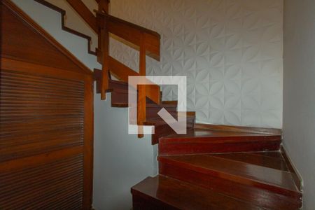 Escada de acoesso ao 2º piso de casa à venda com 4 quartos, 247m² em São Luís, Canoas