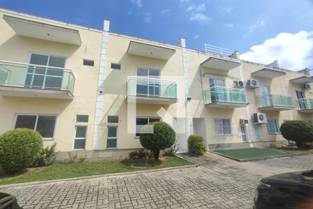 Casa de condomínio à venda com 150m², 4 quartos e 2 vagasFachada