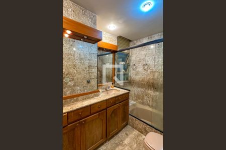 Apartamento à venda com 130m², 3 quartos e sem vagaBanheiro 01