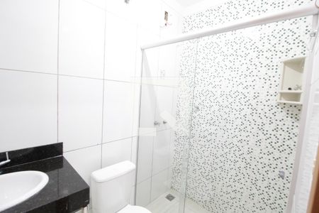 Banheiro do Quarto 1 de apartamento para alugar com 2 quartos, 80m² em Granada, Uberlândia