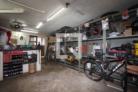 Casa à venda com 330m², 4 quartos e 6 vagasOficina