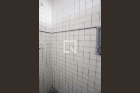 Banheiro de kitnet/studio para alugar com 1 quarto, 28m² em Parque Maria Helena, São Paulo