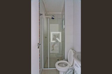 Banheiro de kitnet/studio para alugar com 1 quarto, 25m² em Parque Peruche, São Paulo