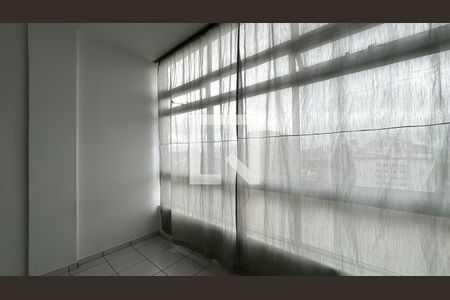 Sala/ Quarto  de kitnet/studio para alugar com 1 quarto, 28m² em Centro, Curitiba