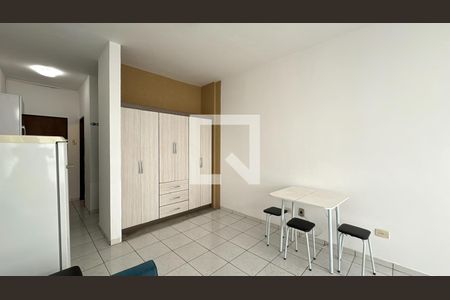 Sala/ Quarto  de kitnet/studio para alugar com 1 quarto, 28m² em Centro, Curitiba