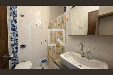 Banheiro  de kitnet/studio para alugar com 1 quarto, 28m² em Centro, Curitiba