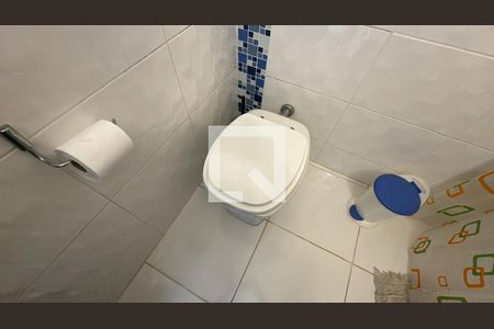 Banheiro  de kitnet/studio para alugar com 1 quarto, 28m² em Centro, Curitiba