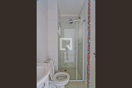 Banheiro de kitnet/studio para alugar com 1 quarto, 25m² em Parque Peruche, São Paulo