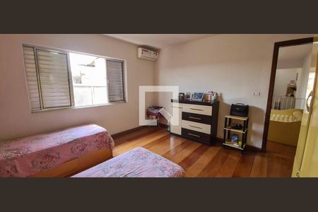 Casa à venda com 200m², 3 quartos e 2 vagasQuarto