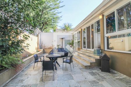 Casa de condomínio à venda com 340m², 5 quartos e 3 vagasQuintal