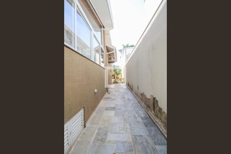 Casa de condomínio à venda com 340m², 5 quartos e 3 vagasCorredor externo