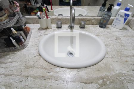 Casa de condomínio à venda com 340m², 5 quartos e 3 vagasBanheiro do Quarto 2 (suíte)