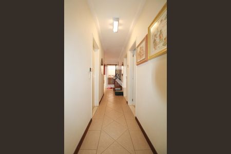 Casa de condomínio à venda com 340m², 5 quartos e 3 vagasCorredor 