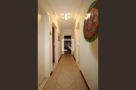 Casa de condomínio à venda com 340m², 5 quartos e 3 vagasCorredor 