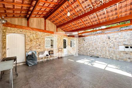 Casa à venda com 200m², 4 quartos e 3 vagas Casa à venda com 200m², 4 quartos e 3 vagasGaragem