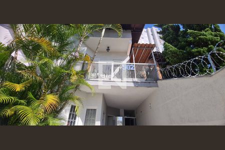 Casa à venda com 150m², 3 quartos e 3 vagas Casa à venda com 150m², 3 quartos e 3 vagasFachada