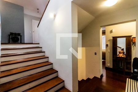 Casa à venda com 280m², 3 quartos e 4 vagasEscada