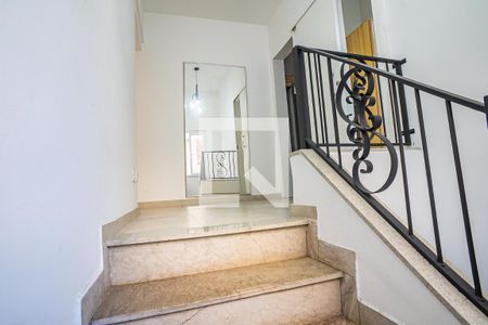 Apartamento para alugar com 53m², 2 quartos e sem vagaEscada
