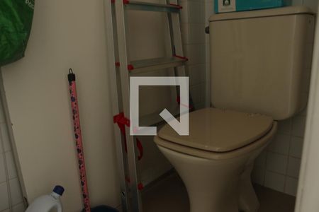 Banheiro de serviço de apartamento para alugar com 2 quartos, 56m² em Sumarezinho, São Paulo