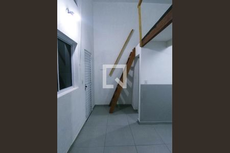 Escada acesso ao quarto de casa para alugar com 1 quarto, 25m² em Jardim do Papai, Guarulhos