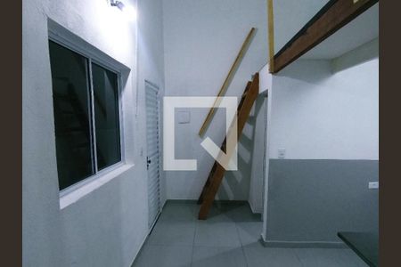 Escada acesso ao quarto de casa para alugar com 1 quarto, 25m² em Jardim do Papai, Guarulhos