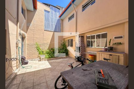 Casa à venda com 221m², 3 quartos e 3 vagasQuintal