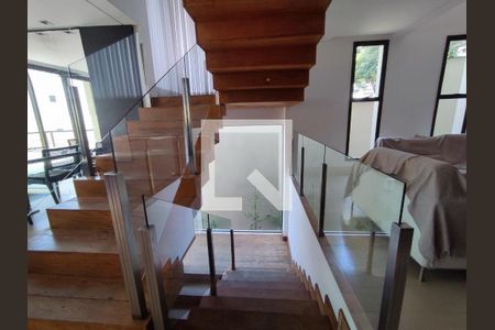 Escada de casa para alugar com 3 quartos, 330m² em Cabral, Contagem
