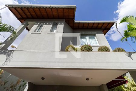 Casa para alugar com 350m², 6 quartos e 2 vagasFachada