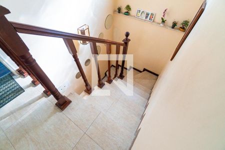 Casa à venda com 210m², 3 quartos e 2 vagasEscada