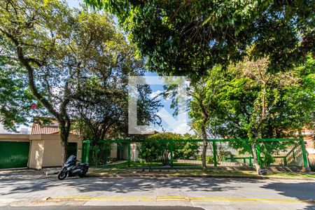 Casa para alugar com 450m², 4 quartos e 4 vagasFachada