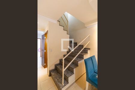 Escada  de casa para alugar com 2 quartos, 74m² em Limoeiro, São Paulo