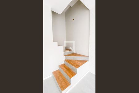 Casa de condomínio à venda com 100m², 2 quartos e 2 vagasEscada