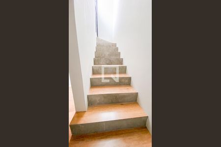 Casa de condomínio à venda com 100m², 2 quartos e 2 vagasEscada