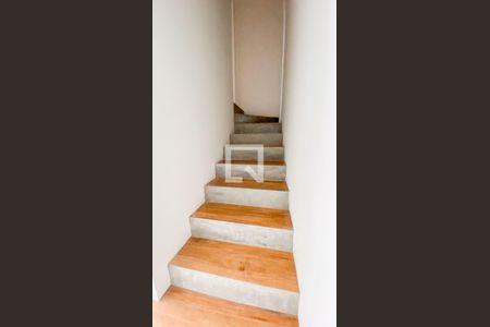 Casa de condomínio à venda com 100m², 2 quartos e 2 vagasEscada