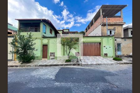 Casa à venda com 250m², 6 quartos e 2 vagasFachada