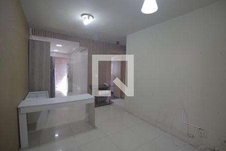 Sala de casa de condomínio à venda com 2 quartos, 42m² em Olaria, Canoas