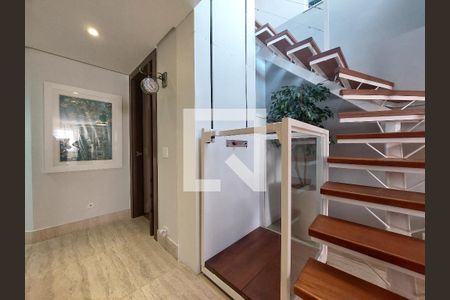 Escada e elevador de apartamento à venda com 3 quartos, 240m² em Jardim Marajoara, São Paulo