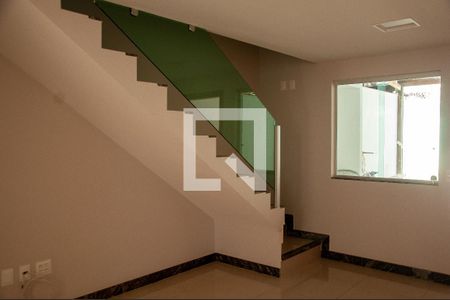 Sala de casa à venda com 2 quartos, 100m² em Sinimbu, Belo Horizonte