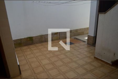 Casa à venda com 180m², 3 quartos e 2 vagas Área externa e lavanderia