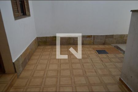 Casa à venda com 180m², 3 quartos e 2 vagas Área externa e lavanderia