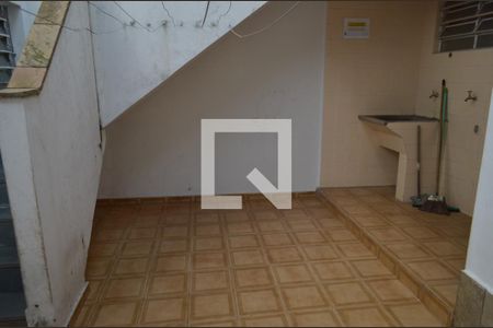 Casa à venda com 180m², 3 quartos e 2 vagas Área externa e lavanderia