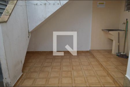 Casa à venda com 180m², 3 quartos e 2 vagas Área externa e lavanderia