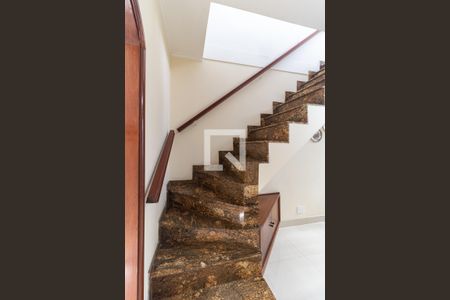 Casa à venda com 180m², 3 quartos e 2 vagasEscada